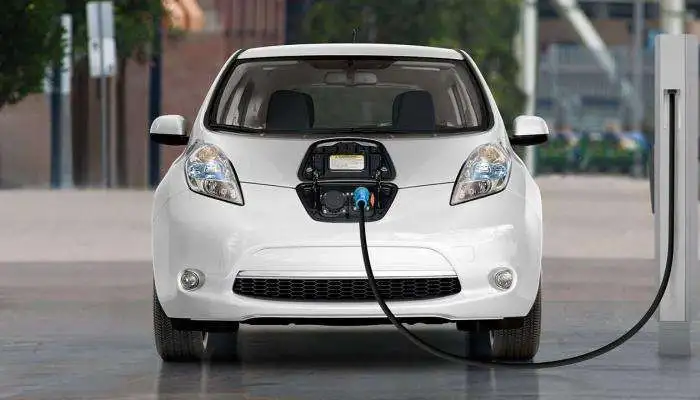 الثورة الصامتة: كيف تعمل السيارات الكهربائية على تعطيل صناعة السيارات